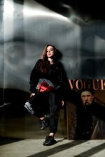 Женский Черный Спортивный Костюм Плащевка с Яркими Принтами и Кантом (Анорак + Джоггеры)