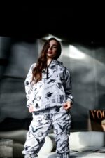 Женский Белый Спортивный Костюм Плащевка в Принт с Кантом (Анорак + Джоггеры)