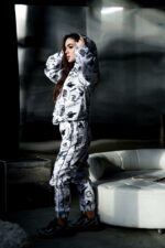 Женский Белый Спортивный Костюм Плащевка в Принт с Кантом (Анорак + Джоггеры)