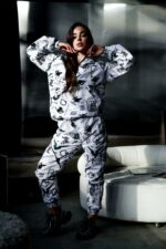 Женский Белый Спортивный Костюм Плащевка в Принт с Кантом (Анорак + Джоггеры)