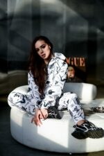 Женский Белый Спортивный Костюм Плащевка в Принт с Кантом (Анорак + Джоггеры)