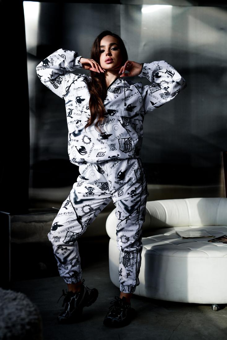 photo_2025-12-10_18-58-18 Женский Белый Спортивный Костюм Плащевка в Принт с Кантом (Анорак + Джоггеры)