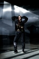 Женский Черный Спортивный Костюм Плащевка с Капюшоном и Кантом (Анорак + Джоггеры)