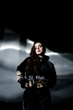 Женский Черный Спортивный Костюм Плащевка с Капюшоном и Кантом (Анорак + Джоггеры)