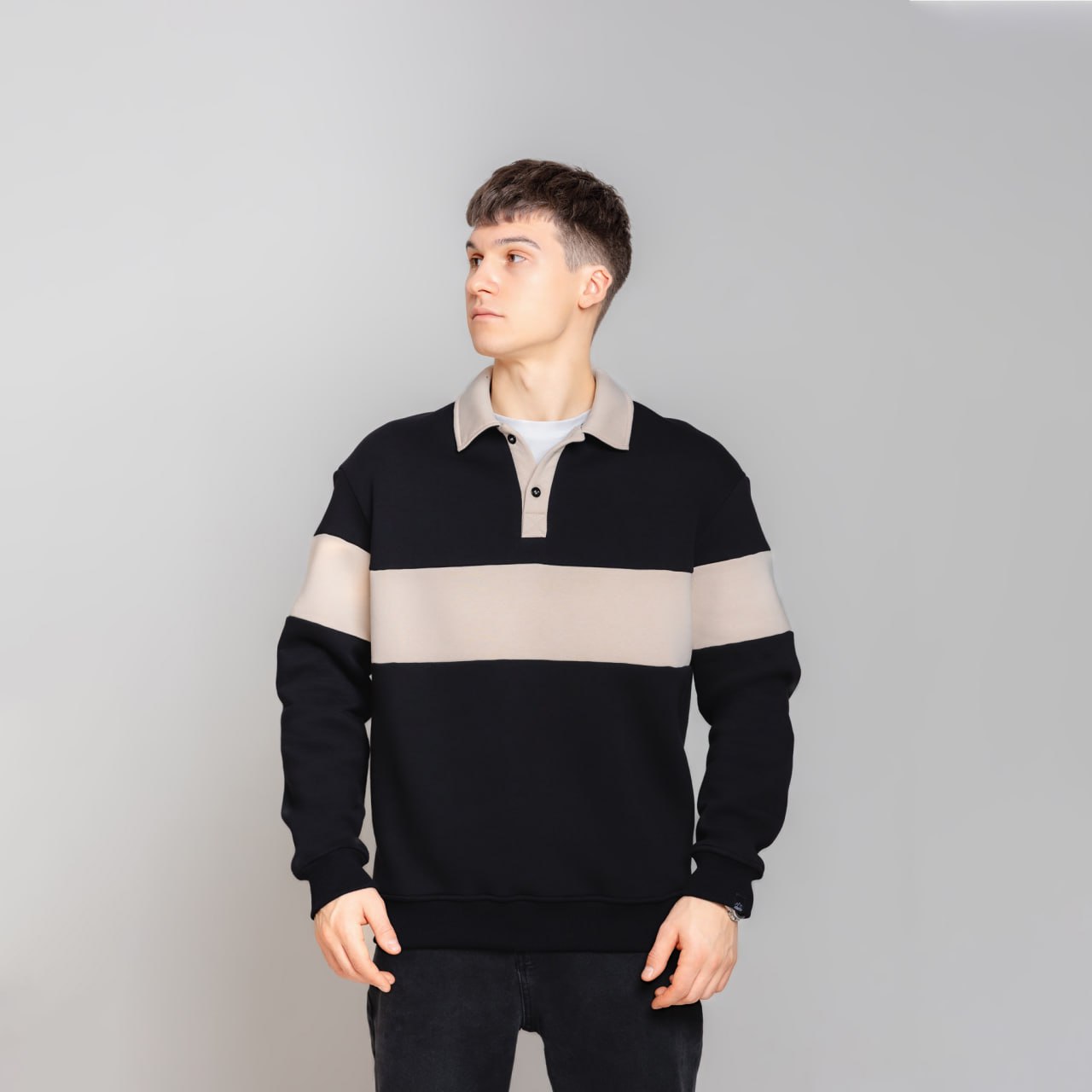 photo_2025-12-12_12-18-43 Мужской Утепленный Черный Свитшот Джемпер с Бежевыми Вставками и Воротником Поло