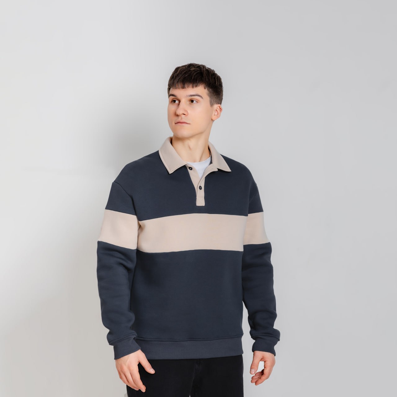 photo_2025-12-12_12-18-49 Мужской Утепленный Графитовый Свитшот Джемпер с Бежевыми Вставками и Воротником Поло