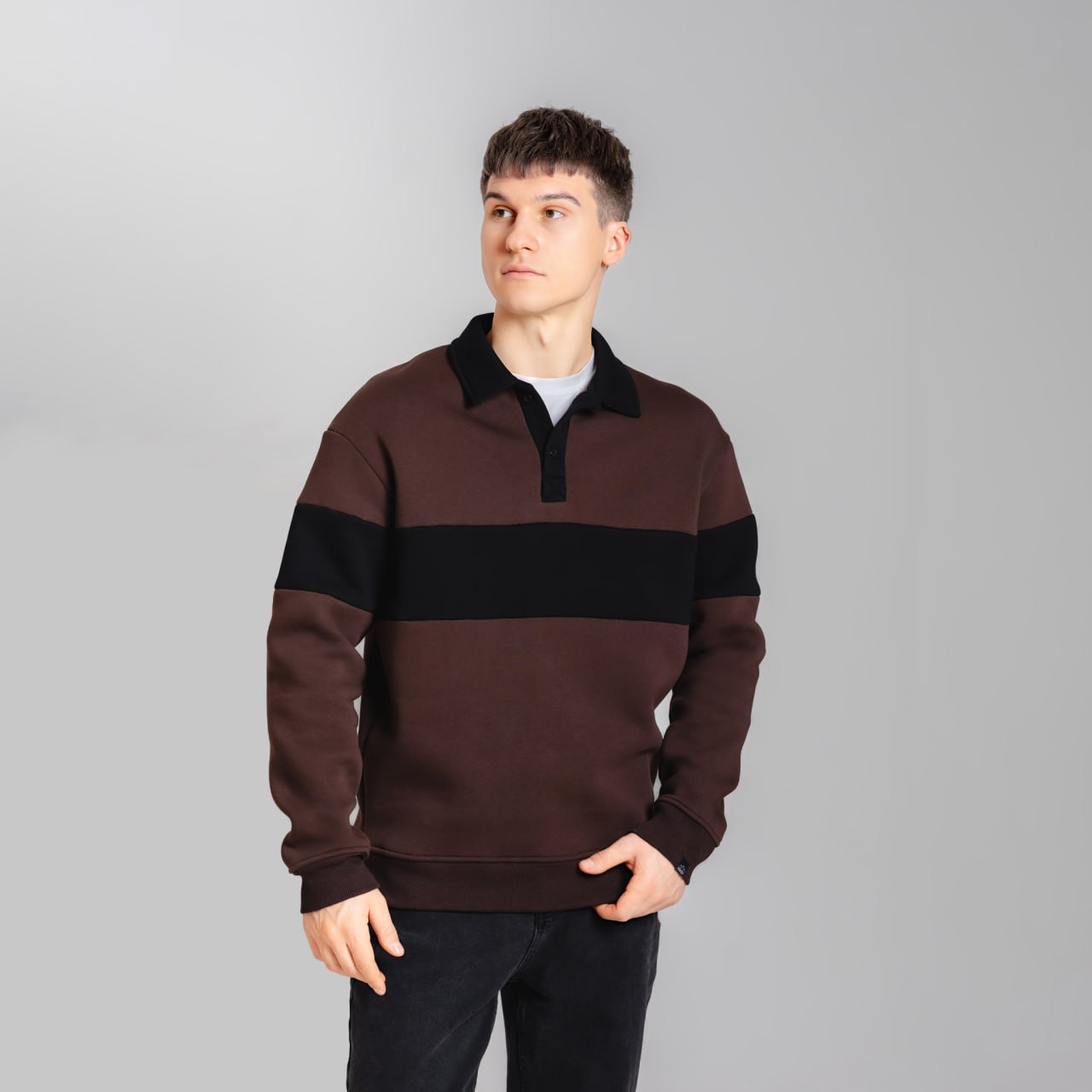 photo_2025-12-12_12-18-55 Мужской Утепленный Коричневый Свитшот Джемпер с Черными Вставками и Воротником Поло