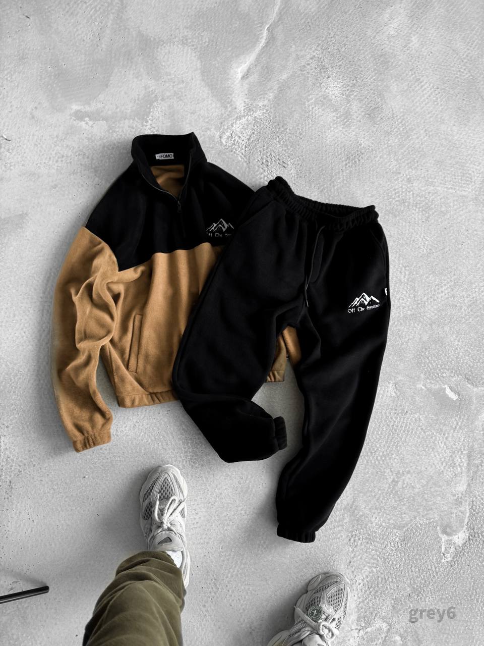 photo_2025-12-13_10-48-24 Мужской Теплый Флисовый Черно-Бежевый Костюм - Свитшот с Высоким Воротником + Штаны Джоггеры