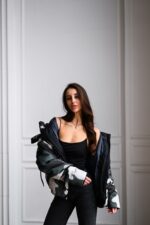 Женская Зимняя Камуфляжная Черная Куртка с Принтом на Спине