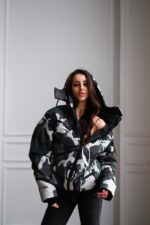 Женская Зимняя Камуфляжная Черная Куртка с Принтом на Спине