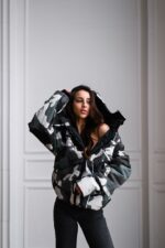 Женская Зимняя Камуфляжная Черная Куртка с Принтом на Спине