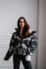 Женская Зимняя Камуфляжная Черная Куртка с Принтом на Спине