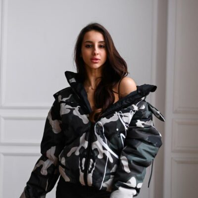 Женская Зимняя Камуфляжная Черная Куртка с Принтом на Спине