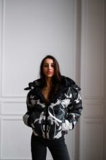 Женская Зимняя Камуфляжная Черная Куртка с Принтом на Спине