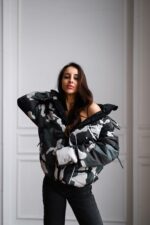 Женская Зимняя Камуфляжная Черная Куртка с Принтом на Спине