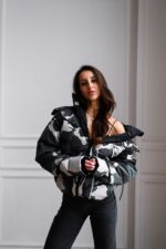 Женская Зимняя Камуфляжная Черная Куртка с Принтом на Спине