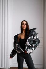 Женская Зимняя Камуфляжная Черная Куртка с Принтом на Спине