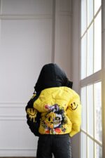 Женская Зимняя Черно-Желтая Куртка с Капюшоном в Принт