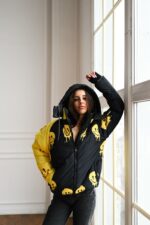 Женская Зимняя Черно-Желтая Куртка с Капюшоном в Принт