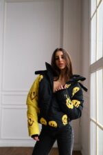 Женская Зимняя Черно-Желтая Куртка с Капюшоном в Принт