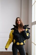 Женская Зимняя Черно-Желтая Куртка с Капюшоном в Принт