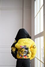 Женская Зимняя Черно-Желтая Куртка с Капюшоном в Принт