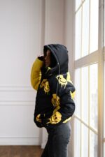 Женская Зимняя Черно-Желтая Куртка с Капюшоном в Принт