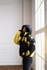 Женская Зимняя Черно-Желтая Куртка с Капюшоном в Принт