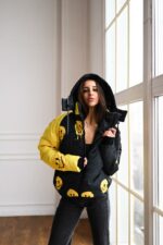 Женская Зимняя Черно-Желтая Куртка с Капюшоном в Принт