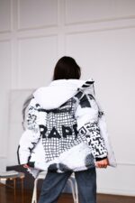 Женская Зимняя Белая Куртка с Капюшоном в Принт