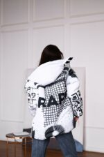 Женская Зимняя Белая Куртка с Капюшоном в Принт