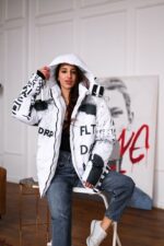 Женская Зимняя Белая Куртка с Капюшоном в Принт