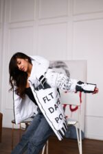 Женская Зимняя Белая Куртка с Капюшоном в Принт