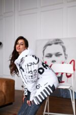 Женская Зимняя Белая Куртка с Капюшоном в Принт