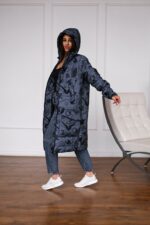 Женская Зимняя Длинная Графитовая Куртка в Принт с Капюшоном