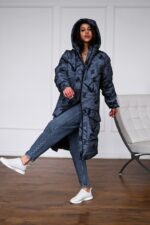 Женская Зимняя Длинная Графитовая Куртка в Принт с Капюшоном