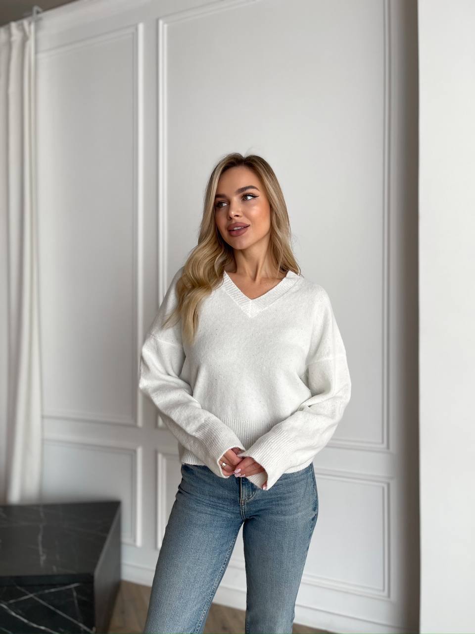 photo_2025-12-13_13-01-45 Женский Свободный Блестящий Белый Свитер с V-вырезом