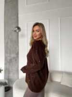 Женский Коричневый Свитер Оверсайз в Ромбах с Камушками Стразами