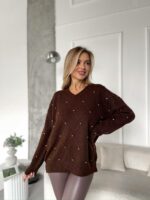 Женский Коричневый Свитер Оверсайз в Ромбах с Камушками Стразами