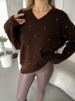 Женский Коричневый Свитер Оверсайз в Ромбах с Камушками Стразами