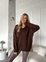 Женский Коричневый Свитер Оверсайз в Ромбах с Камушками Стразами