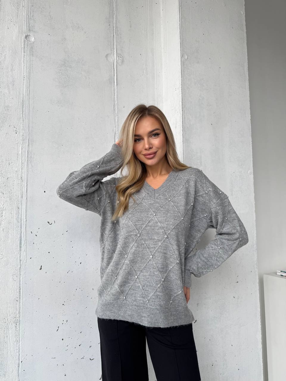 photo_2025-12-13_13-11-32 Женский Серый Свитер Оверсайз в Ромбах с Камушками Стразами