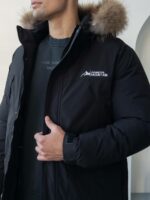 Мужская Зимняя Черная Куртка с Мехом на Капюшоне и Фиксаторами на Рукавах