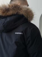 Мужская Зимняя Черная Куртка с Мехом на Капюшоне и Фиксаторами на Рукавах