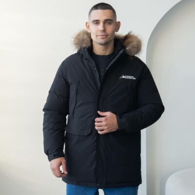 Мужская Зимняя Черная Куртка с Мехом на Капюшоне и Фиксаторами на Рукавах