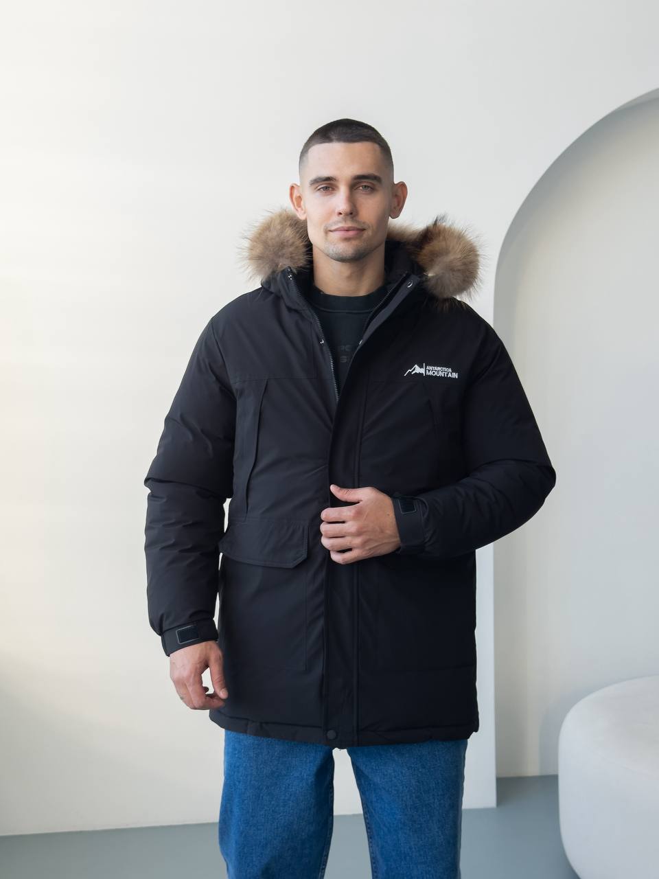 photo_2025-12-14_08-50-43 Мужская Зимняя Черная Куртка с Мехом на Капюшоне и Фиксаторами на Рукавах