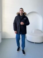 Мужская Зимняя Черная Куртка с Мехом на Капюшоне и Фиксаторами на Рукавах