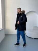 Мужская Зимняя Черная Куртка с Мехом на Капюшоне и Фиксаторами на Рукавах