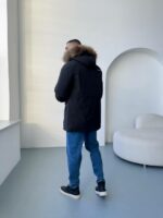 Мужская Зимняя Черная Куртка с Мехом на Капюшоне и Фиксаторами на Рукавах