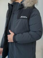 Мужская Зимняя Графитовая Куртка с Мехом на Капюшоне и Фиксаторами на Рукавах